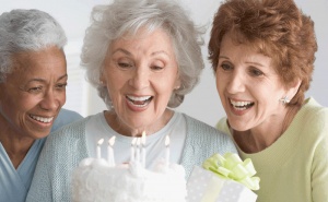 Что подарить женщине на 70 лет?