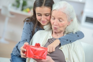 Что подарить бабушке на 85 лет?
