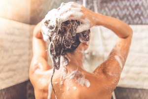 После того как помыть голову волосы лучше оставлять мокрыми или сухими?