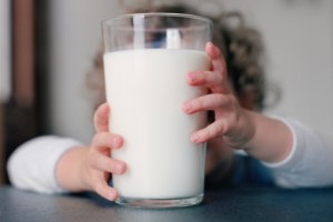 Можно ли пить ребенку молоко?