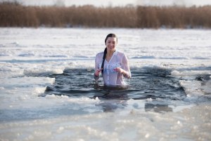 Как правильно купаться на Крещение?