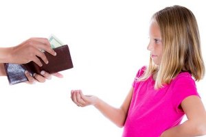 Давать ли детям карманные деньги?