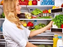 Какие продукты запрещено хранить в холодильнике?