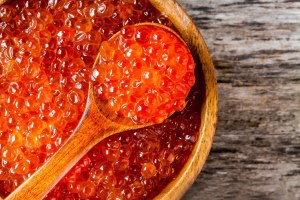 Как отличить настоящую красную икру?