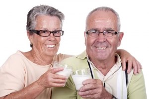 Можно ли пить молоко пожилым людям?