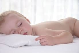 До скольких лет дети должны спать без подушки?