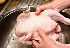 Нужно ли мыть курицу перед самой готовкой?