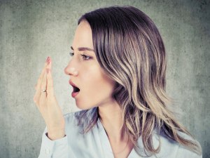 Как устранить очень сильный неприятный запах изо рта?