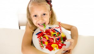 Почему детям запрещают есть много конфет?