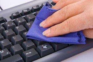 Как правильно почистить клавиатуру от грязи?