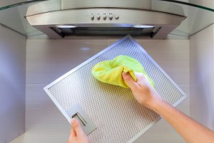 Как легко и эффективно почистить вытяжку на кухне?