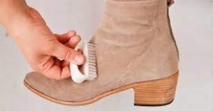 Как и чем можно почистить светлые замшевые ботинки?