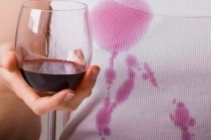 Как вывести пятно от красного вина?