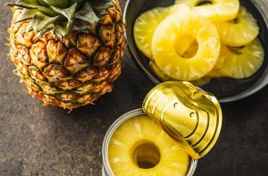 Сохраняют ли витамины консервированные ананасы, польза есть от них?
