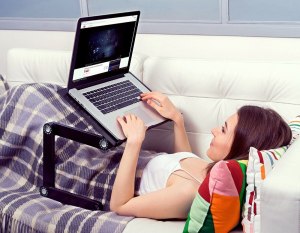 14 или 16 дюймовый macbook pro купить для работы лежа на диване/кровати?