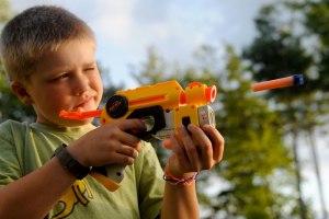 Как стрелять в телевизор с игрушечного пистолета?