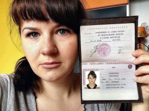 Иногда требуют фото паспорта на фоне лица или иного документа. Это опасно?