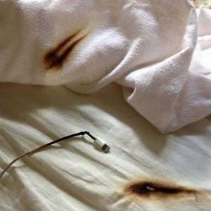 Почему опасно заряжать смартфон под подушкой?