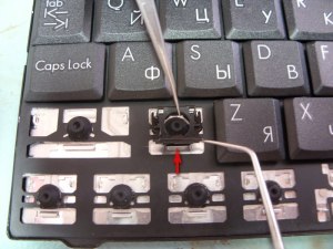Как вынуть мусор из-под клавиши ноутбука с неразборной клавиатурой?