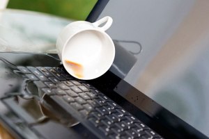 Как отремонтировать ноутбук после залива водой, сладкой газировкой, кофе?