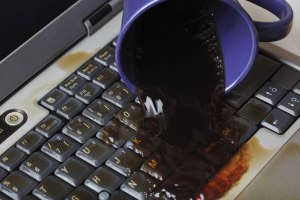 Как очистить клавиатуру ноутбука, если пролили сладкий чай, сок, газировку?
