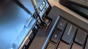 Как открыть ноутбук с неработающими петлями, чтобы не повредить пластик?