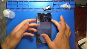 Как переклеить модульный дисплей на iPhone?