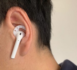 Почему AirPods выпадают из ушей?