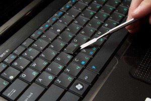 Нужно ли чистить клавиатуру ноутбука? Как часто?