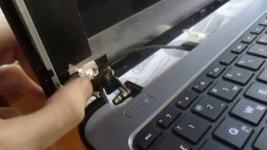 Перестала держаться крышка ноутбука. Почему? Что делать?