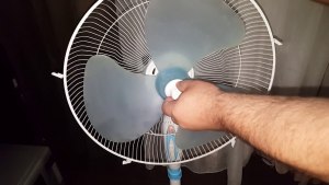 Как сделать, чтобы напольный вентиллятор крутился медленнее, и слабее дул?