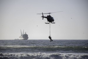 Почему летящий над морем вертолет вызывает волнение моря?