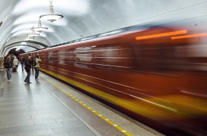 Почему кажется, что поезд в метро едет очень быстро?