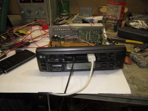 Что сделать из старой кассетной магнитолы?