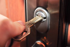 Как не дать отпереть дверной замок, если с другой стороны вставлен ключ?