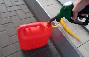 Растворяет ли бензин полиэтиленовую канистру? Иными словами, ... (см)?