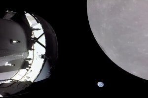 Как прошел первый полет КК "Орион" к Луне и его возвращение на Землю?
