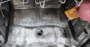 Почему чернеет серебро после мытья в посудомоечной машине?