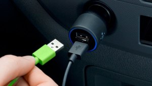 Нужно ли вынимать шнур usb при уходе из авто?