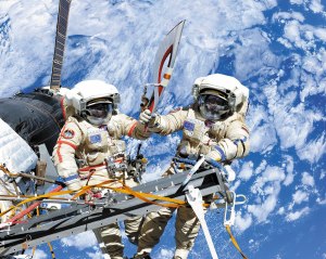 Какой фактор для космонавтов и летчиков опаснее, чем для людей на Земле?
