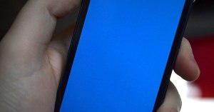 Почему в новом телефоне торчит кусок синей пленки?