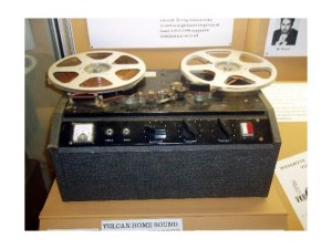 Когда и где был впервые продемонстрирован бытовой видеомагнитофон?