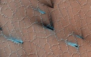 Чем вызвано появление “кружевных паутин” на Марсе?