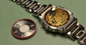 Как остановить механические часы без батарейки, не выводя их из строя?