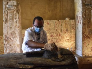 Как ученые разбирают на части мумии, не прикасаясь к ним?