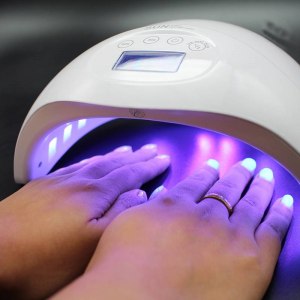 Загорает ли кожа рук в УФ-лампе для ногтей? Почему?