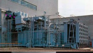 Какие отводящие токопроводы по фазам устанавливают на генераторах станций?