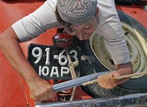 Почему в «Кавказской пленнице» на номерах авто название страны (91-63 ЮАР)?