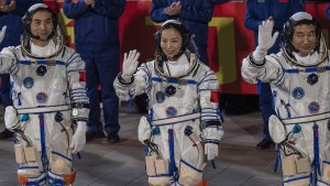 Кто первая китаянка, вышедшая в открытый космос?