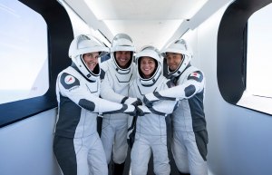 Кто летит на корабле Dragon в миссии SpaceX Crew-3, когда старт?